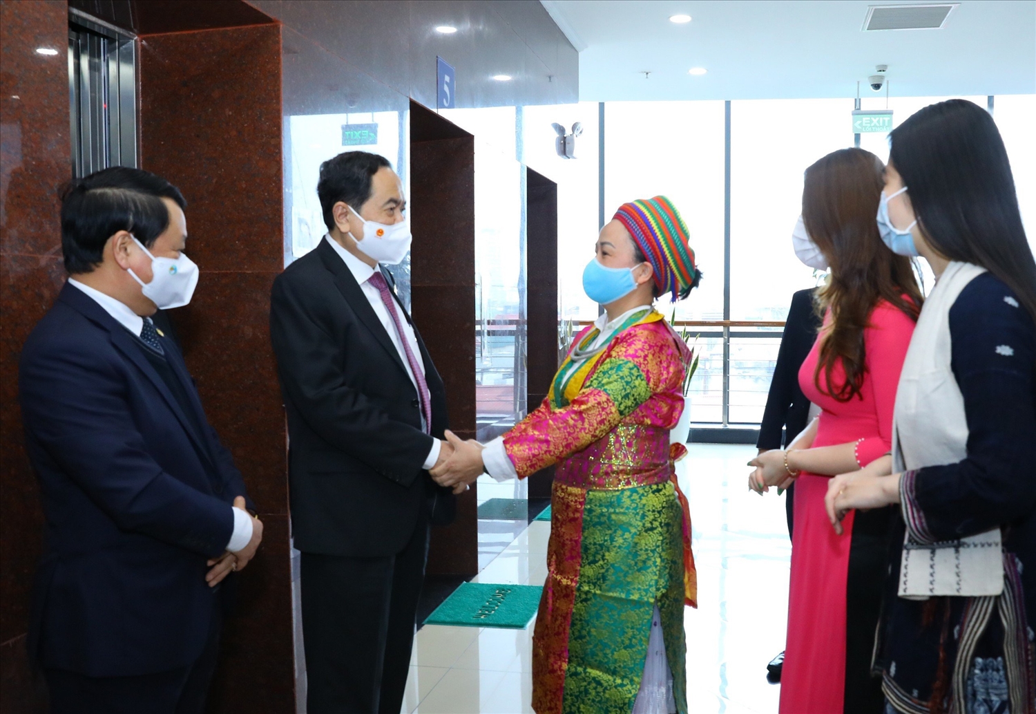 Phó Chủ tịch Thường trực Quốc hội Trần Thanh Mẫn thăm hỏi, động viên công chức, viên chức Uỷ ban Dân tộc