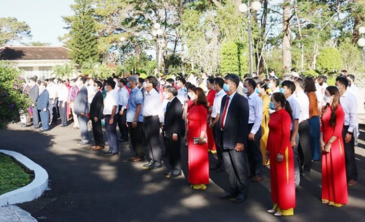Cán bộ, công chức, viên chức, người lao động ở tỉnh Đắk Nông tham dự Lễ chào cờ trước khi bước vào ngày làm việc đầu tiên sau kỳ nghỉ Tết