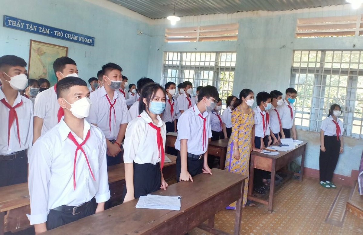 Học sinh ở tất cả các cấp học trên địa bàn Đắk Nông cũng nghiêm chỉnh chấp hành việc chào cờ