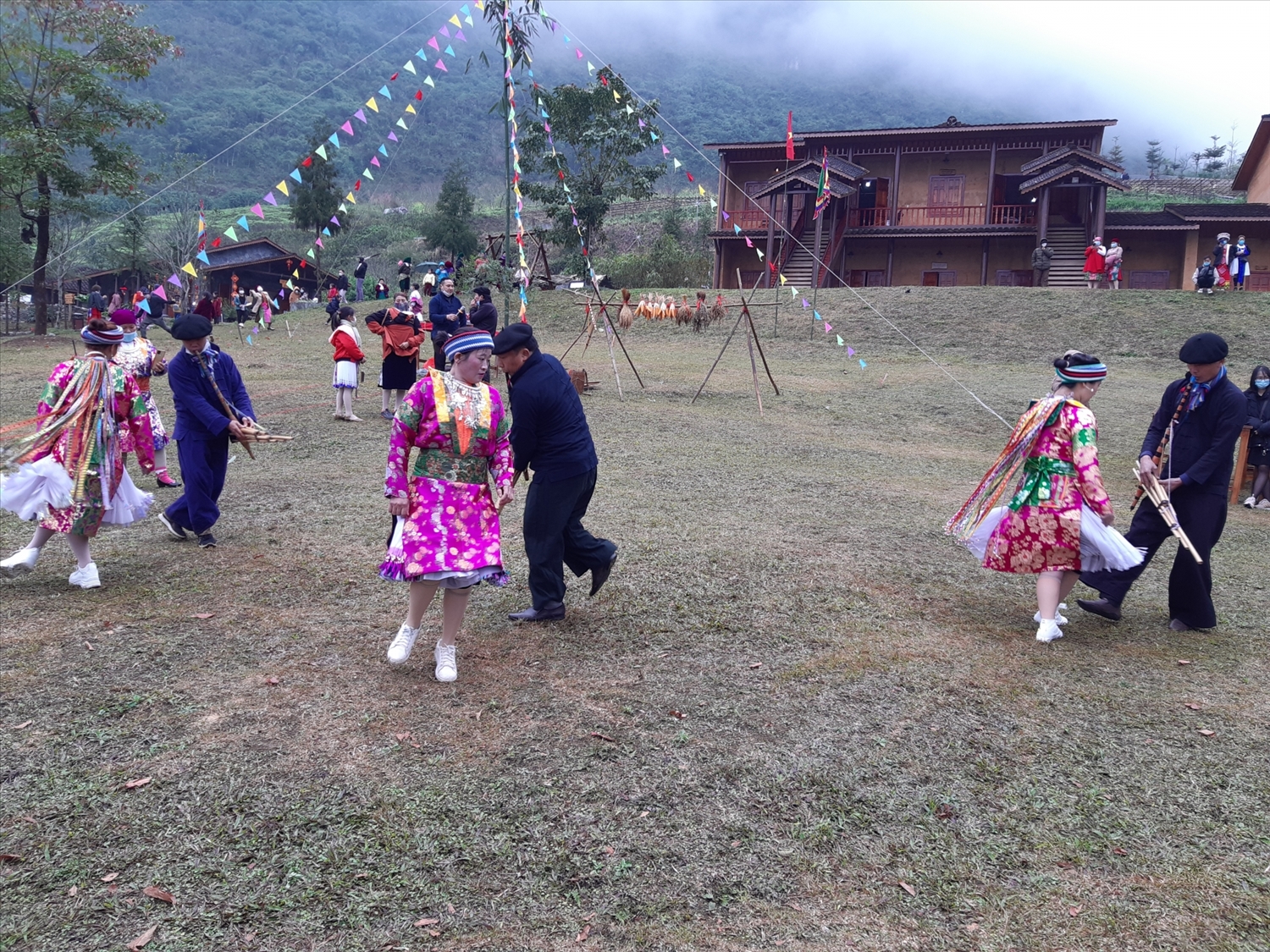 Nam giới người Mông trổ tài múa khèn tại lễ hội Gầu Tào