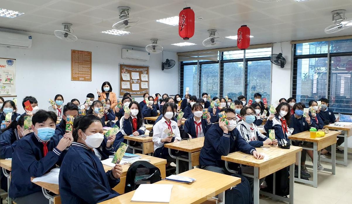 Ngày đầu tiên trở lại trường sau gần 10 tháng học online, các bạn học sinh Trường THCS Kim Giang (quận Thanh Xuân) phấn khởi khi nhận được những bao lì xì chúc mừng năm mới từ tay cô giáo chủ nhiệm (Ảnh BTP)