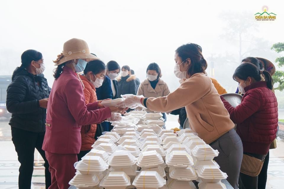 Cơm chay miễn phí đang được chùa Ba Vàng phát tặng cho Phật tử, Nhân dân, du khách thập phương về chùa
