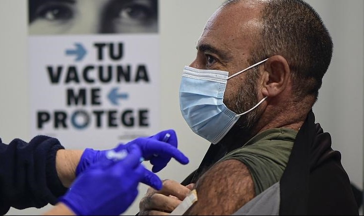 Tiêm vaccine ngừa COVID-19 cho người dân tại Tây Ban Nha (Ảnh: Euronews)