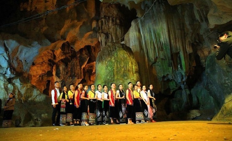 Du khách chụp ảnh lưu niệm trong hang Bua.
