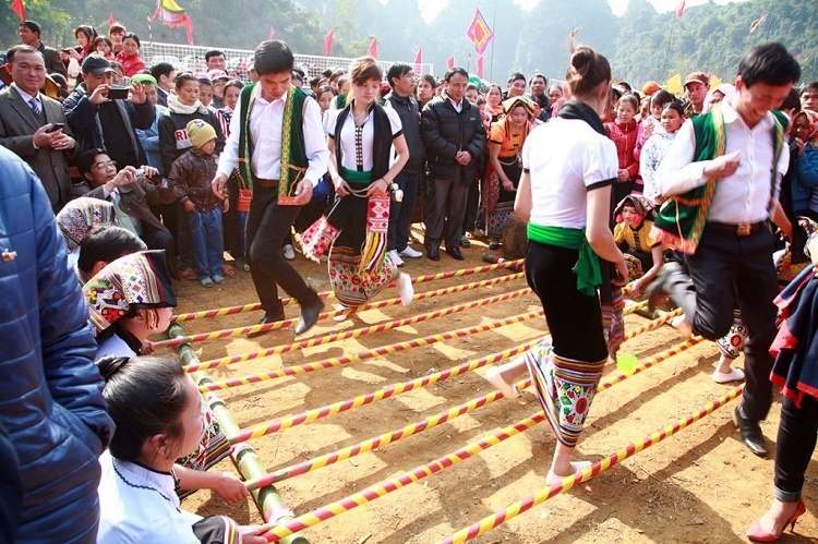 Múa sạp (nhảy sạp) là nét văn hoá đặc trưng của dân tộc Thái ở Quỳ Châu và các huyện miền núi.