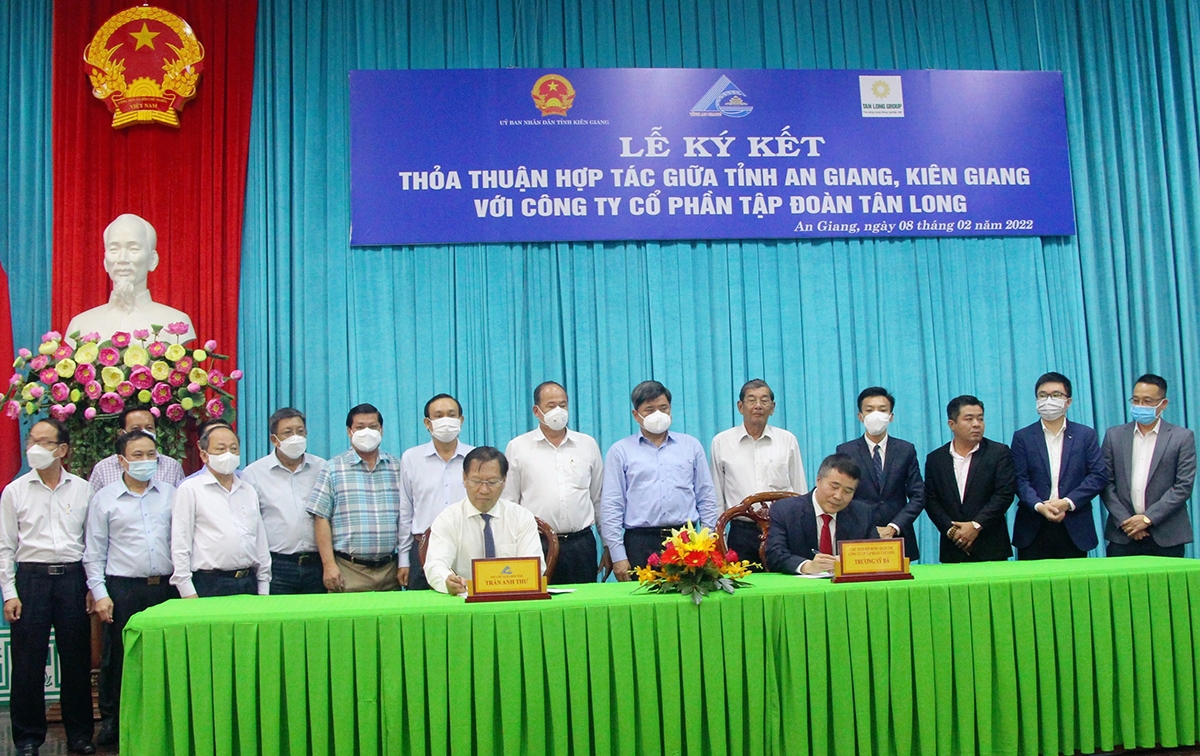 Ông Trần Anh Thư - Phó Chủ tịch UBND tỉnh An Giang (bên trái) cùng ông Trương Sỹ Bá - Chủ tịch Tập đoàn Tân Long ký kết thỏa thuận hợp tác