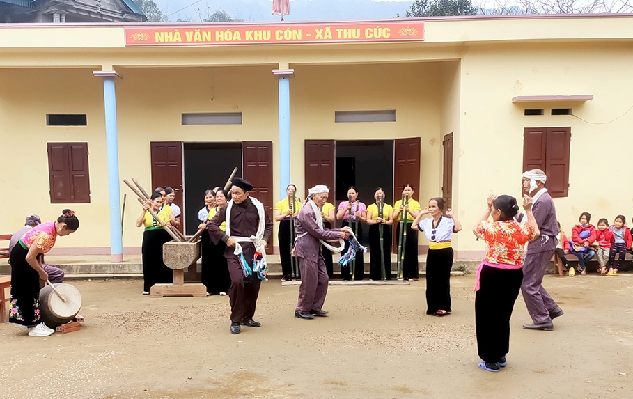 Biểu diễn múa Mỡi ở khu Cón, xã Thu Cúc, huyện Tân Sơn trong ngày Tết Gioi