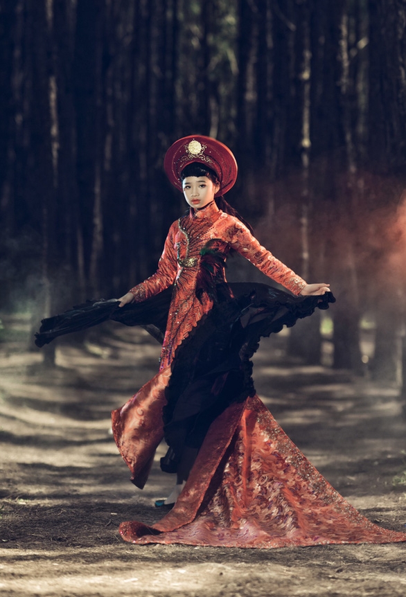 Nhà thiết kế Phương Hồ đưa câu chuyện lịch sử và văn hóa vào thời trang áo dài 9