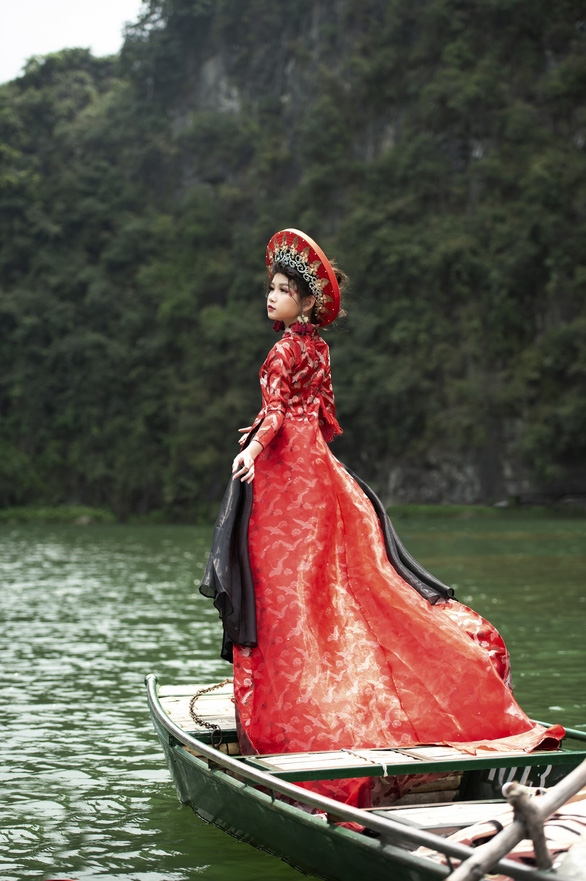 Nhà thiết kế Phương Hồ đưa câu chuyện lịch sử và văn hóa vào thời trang áo dài 8