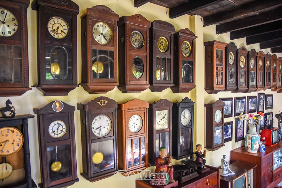 Những chiếc đồng hồ xưa được ông Võ Chơn Đức sưu tầm.