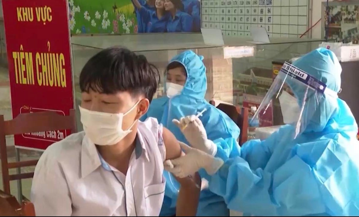 Tiêm vắc xin cho học sinh