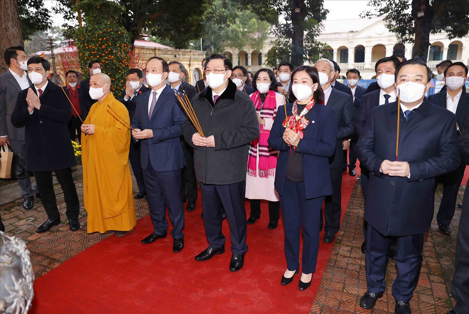 Chủ tịch Quốc hội Vương Đình Huệ cùng Đoàn cán bộ Quốc hội dâng hương tại Điện Kính Thiên, Hoàng thành Thăng Long