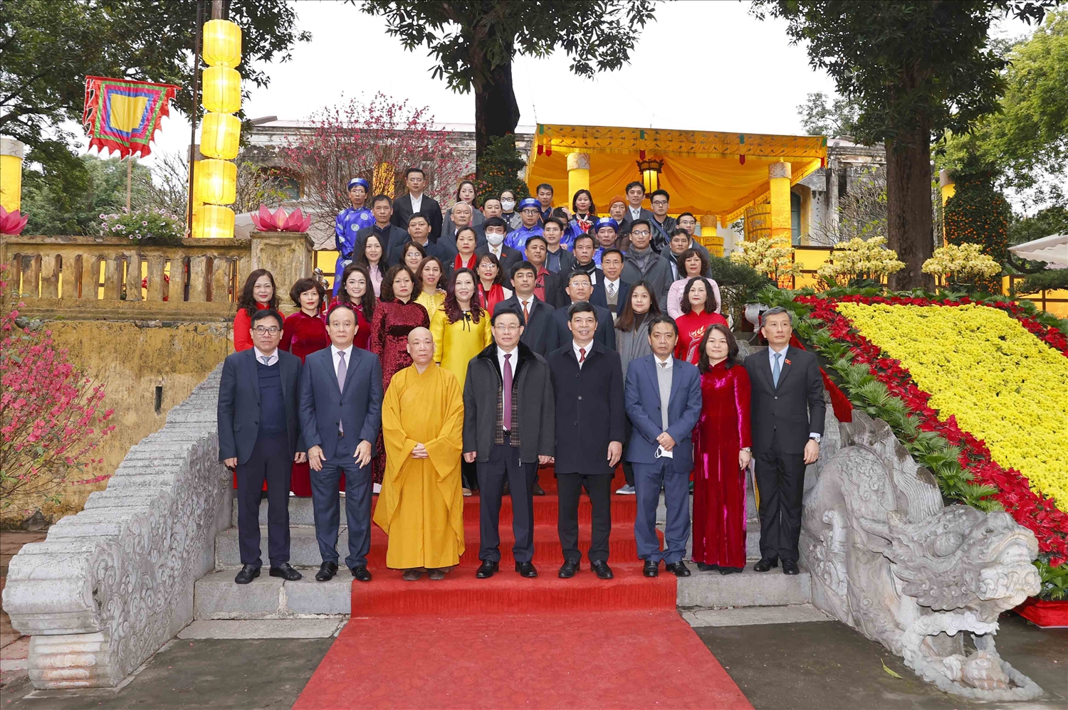 Chủ tịch Quốc hội Vương Đình Huệ với các đại biểu chụp ảnh lưu niệm tại Hoàng thành Thăng Long.