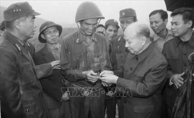 Tổng Bí thư Trường Chinh thăm bộ đội trên chốt tiền tiêu ở tỉnh Lạng Sơn (1984). Ảnh: Ngọc Đào/TTXVN