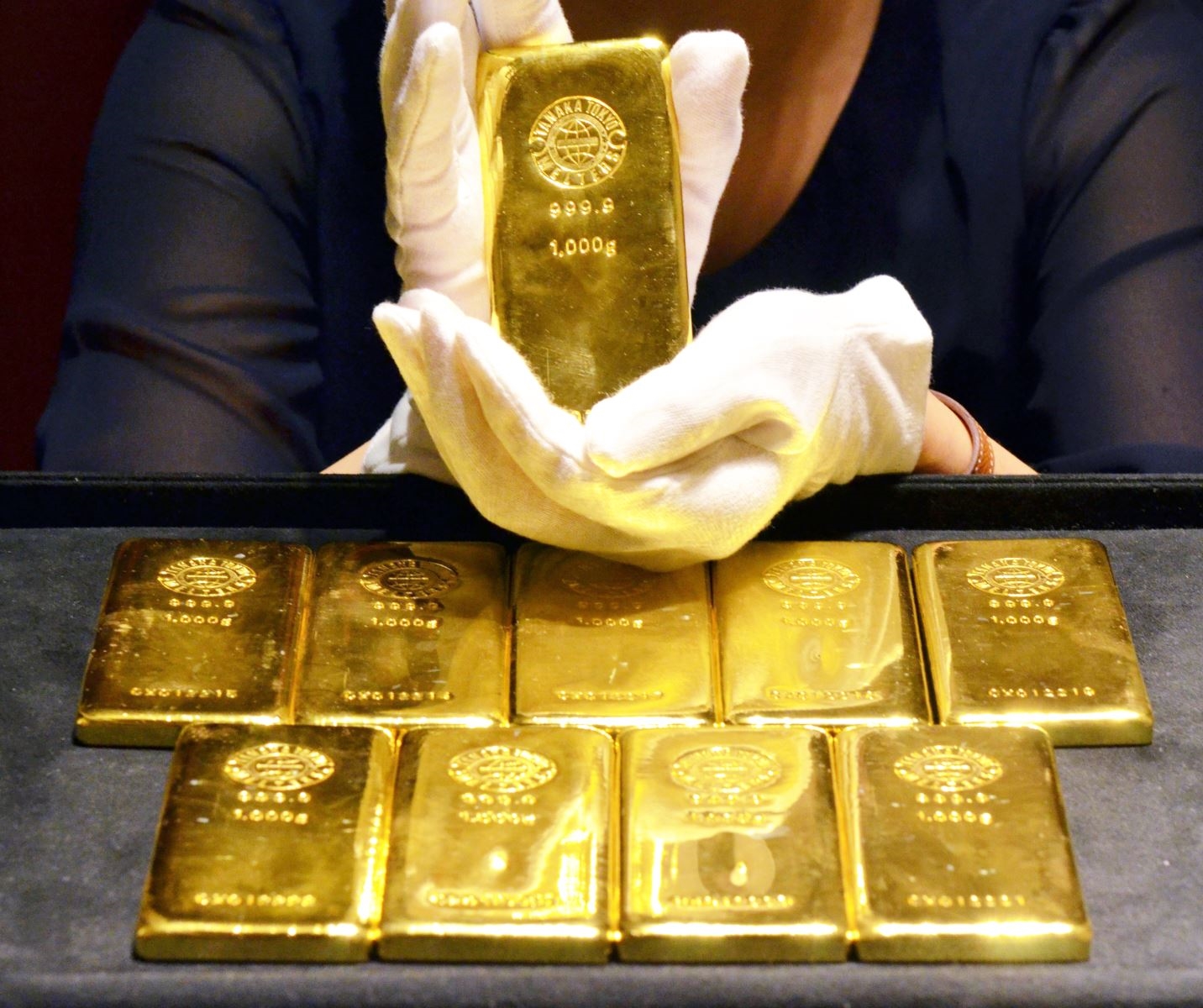 Giá vàng trong nước rạng sáng 9/2 đã "hạ nhiệt" sau một ngày tăng “phi mã” khi hầu hết các cơ sở kinh doanh vàng bạc đá quý điều chỉnh giảm từ 300.000 đồng -1,1 triệu đồng/ lượng