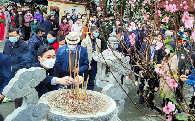 Lãnh đạo huyện Yên Bình và nhân dân địa phương dâng hương thành kính tại đền Mẫu Thác Bà