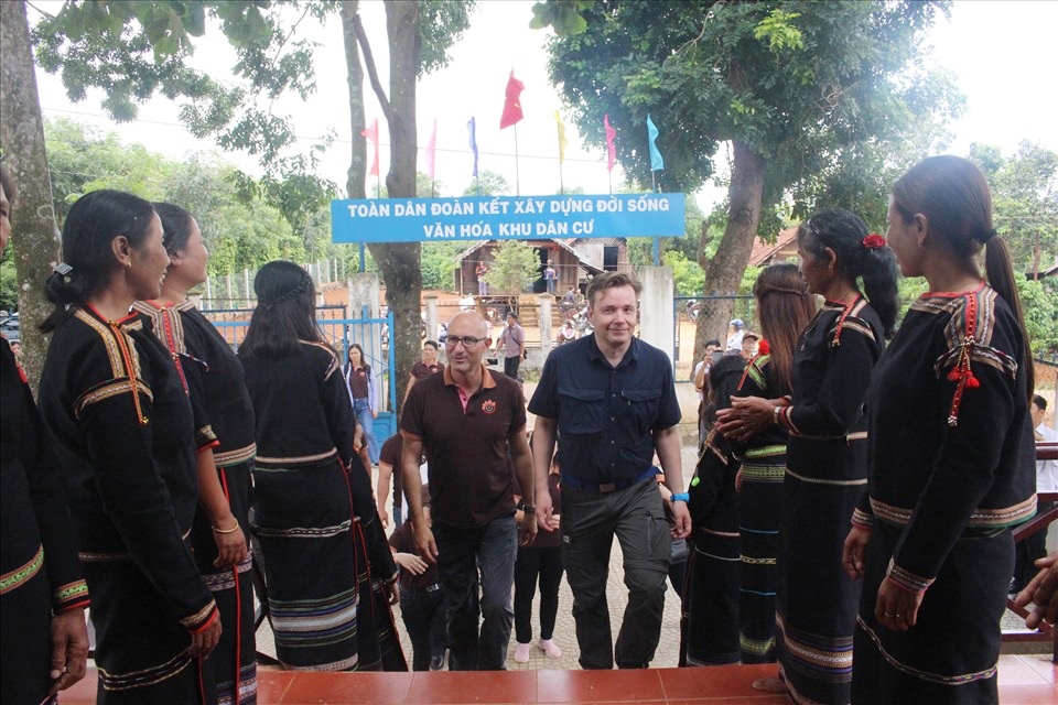 Các du khách đến thăm quan các nét văn hóa truyền thống của người dân tộc Mạ ở xã Đắk Nia (TP. Gia Nghĩa) 