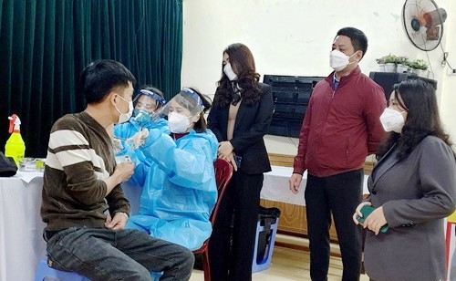 Phường Hồng Sơn thiết lập nhiều điểm tiêm vắc xin lưu động tại khối xóm