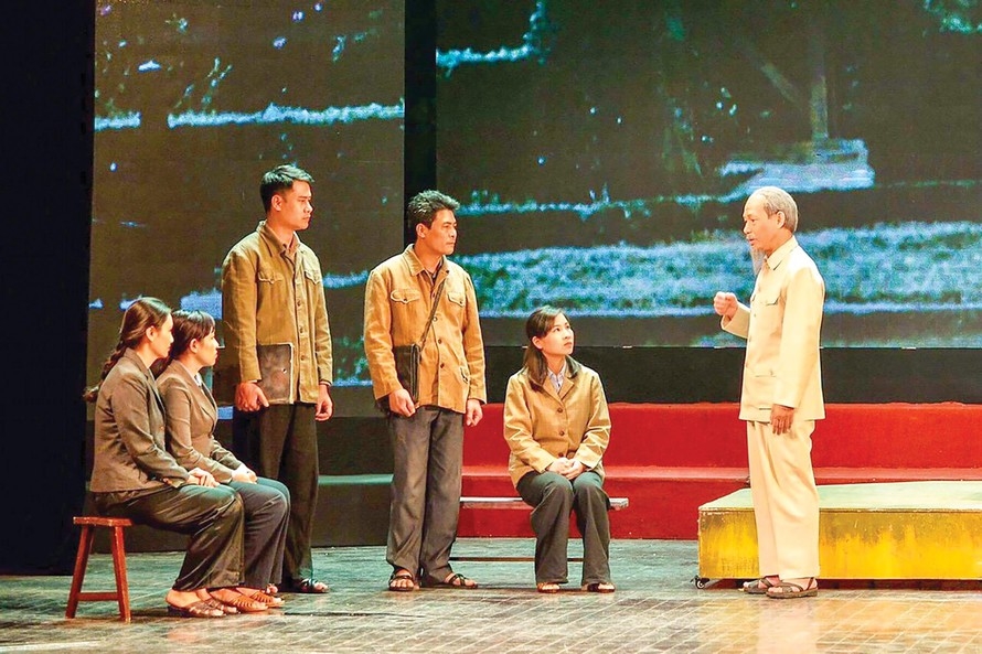 Tiến Hợi ghi dấu ấn sâu sắc khi thể hiện được ngoại hình, giọng nói, thần thái của Chủ tịch Hồ Chí Minh