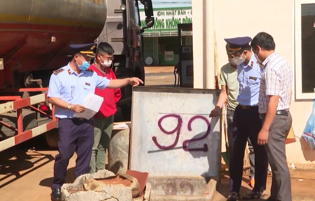 Cục Quản lý thị trường tỉnh Đắk Nông thành lập 4 tổ công tác để kiểm tra một số cửa hàng xăng dầu trên địa bàn