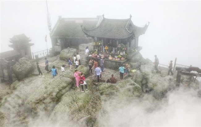 Chùa Đồng ở Khu di tích lịch sử và danh thắng Yên Tử, TP. Uông Bí (Quảng Ninh) trong sương mờ những ngày đầu Xuân