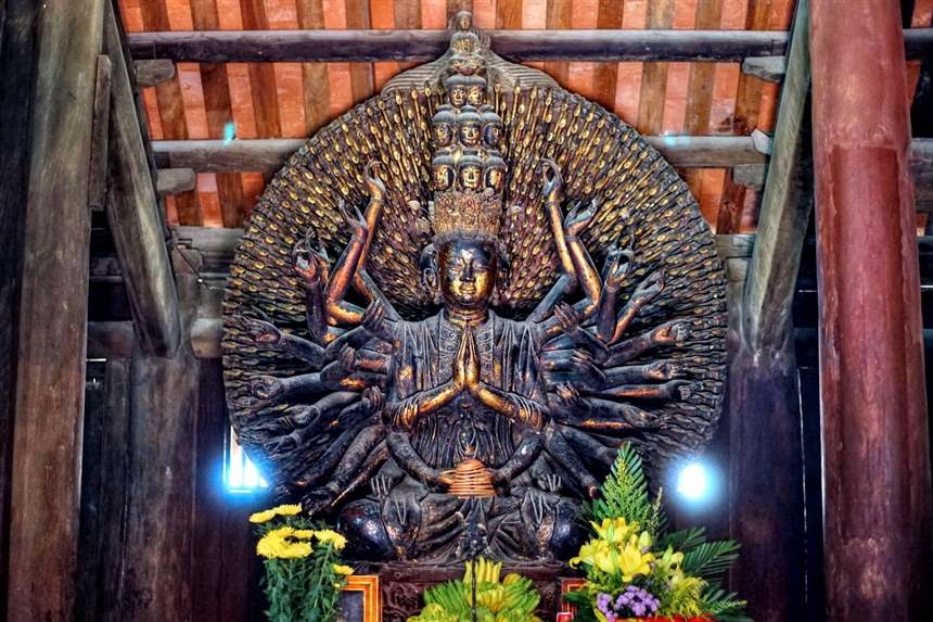 Tượng Phật bà Quan âm nghìn mắt nghìn tay trong chùa Bút Tháp