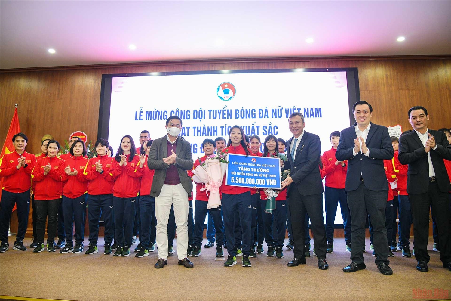 Đội trưởng Huỳnh Như thay mặt toàn đội nhận phần thưởng 5,5 tỷ đồng của Liên đoàn Bóng đá Việt Nam. (Ảnh: THÀNH ĐẠT)