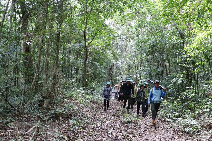 Đoàn công tác đi thực tế tại Vườn Quốc gia Kon Ka Kinh (một trong hai vùng lõi của khu dự trữ sinh quyển thế giới Cao Nguyên Kon Hà Nừng). (Ảnh: Hồng Điệp/TTXVN)