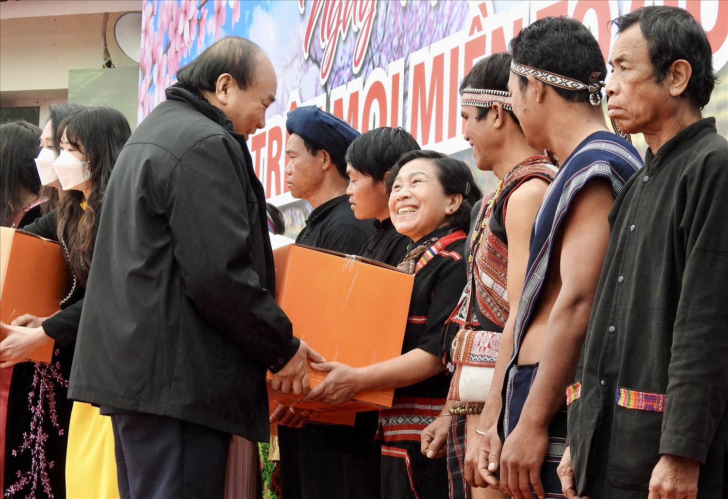 Chủ tịch nước Nguyễn Xuân Phúc tặng quà cho bà con đồng bào các dân tộc tham dự Ngày hội