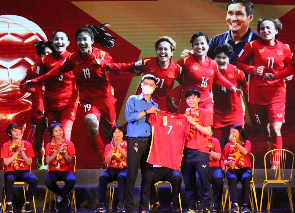 Bạn trẻ TP. Hồ Chí Minh nhận quà tặng giao lưu từ nữ cầu thủ tại chương trình