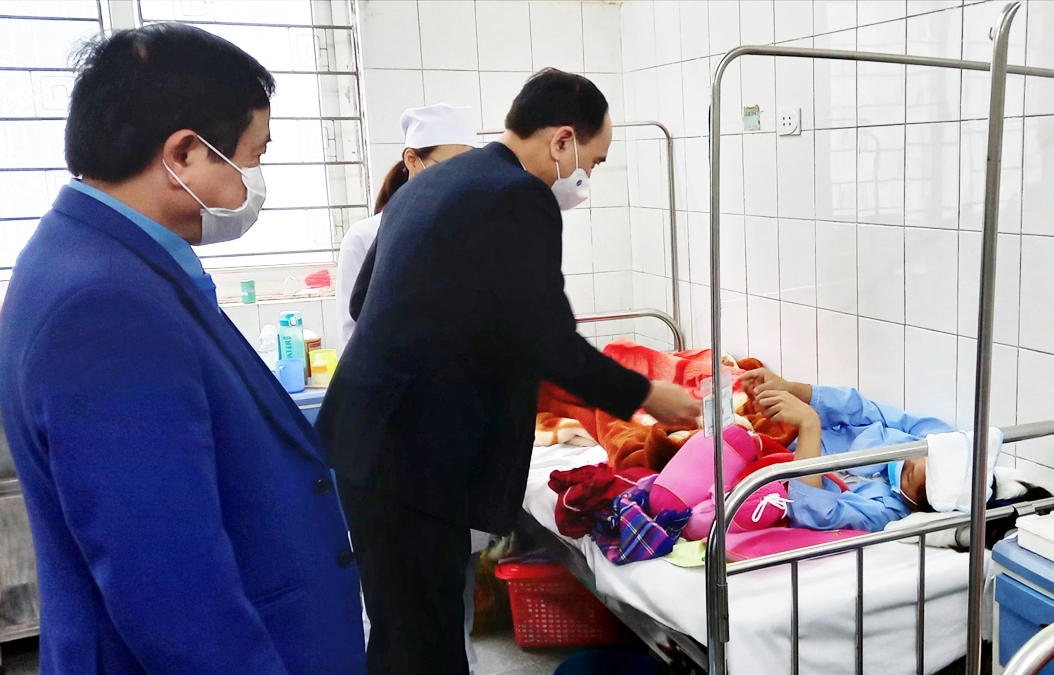Đoàn công tác của Bộ Y tế, thăm hỏi sức khỏe bệnh nhân tại Bệnh viên Đa khoa huyện Thường Xuân
