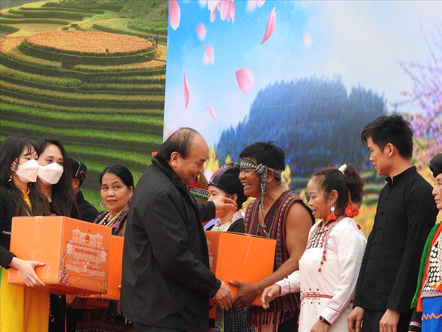 Tại Ngày hội, Chủ tịch nước Nguyễn Xuân Phúc đã dành những tình cảm thân thương nhất bằng những món quà thiết thực gửi tới đồng bào các dân tộc đang sinh sống tại Làng