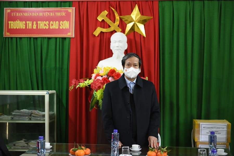 Bộ trưởng Nguyễn Kim Sơn phát biểu khi đến làm việc tại Trường Tiểu học và Trung học cơ sở Cao Sơn.