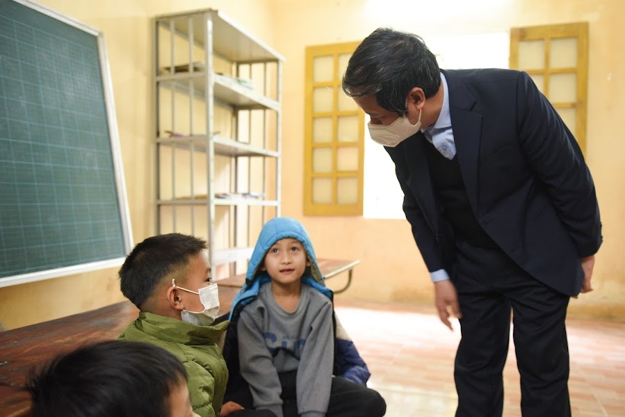Bộ trưởng thăm hỏi và động viên học sinh điểm lẻ Trường Tiểu học Thành Sơn