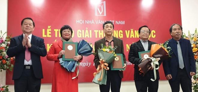 Bí thư Trung ương Đảng, Trưởng Ban Tuyên giáo Trung ương Nguyễn Trọng Nghĩa và Chủ tịch Hội Nhà văn Việt Nam Nguyễn Quang Thiều trao giải cho các tác giả, tác phẩm đạt giải Văn học năm 2021