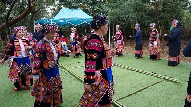 Đồng bào dân tộc Lô Lô tham gia phần hội với điệu nhảy sạp đặc sắc