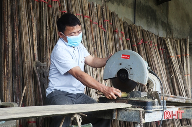 Ông Nguyễn Văn Tý đang miệt mài, tỷ mẩn đo từng thanh tre để cho vào máy cắt