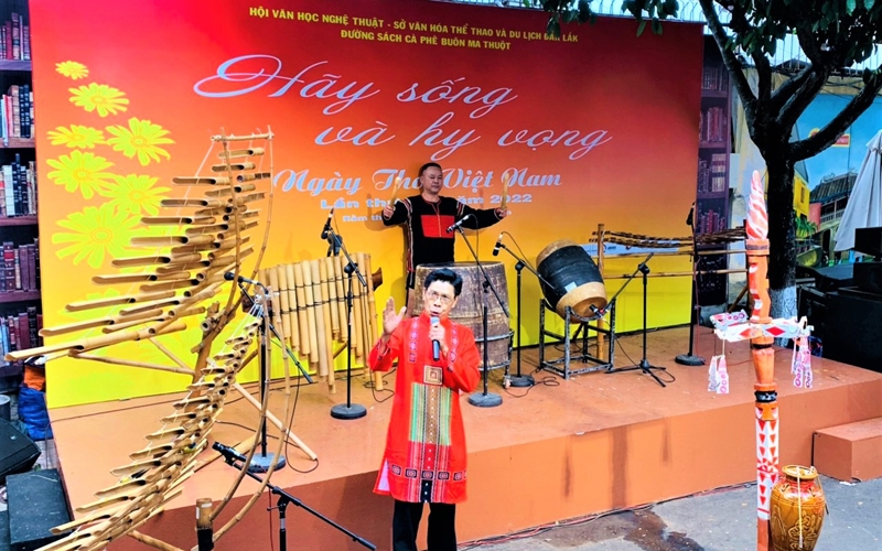 Các nghệ sĩ thể hiện bài thơ: Nam quốc Sơn Hà của Lý Thường Kiệt tại lễ khai mạc Ngày thơ Việt Nam tỉnh Đắk Lắk lần thứ 20 năm 2022.