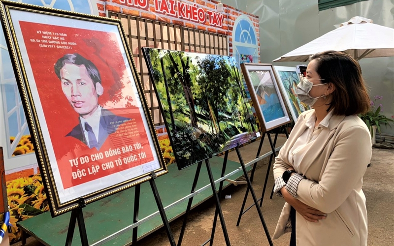 Người dân thành phố Buôn Ma Thuột đến thăm quan, thưởng thức các tác phẩm hội họa, tranh ảnh được trưng bày tại Ngày thơ Việt Nam tỉnh Đắk Lắk lần thứ 20 năm 2022.