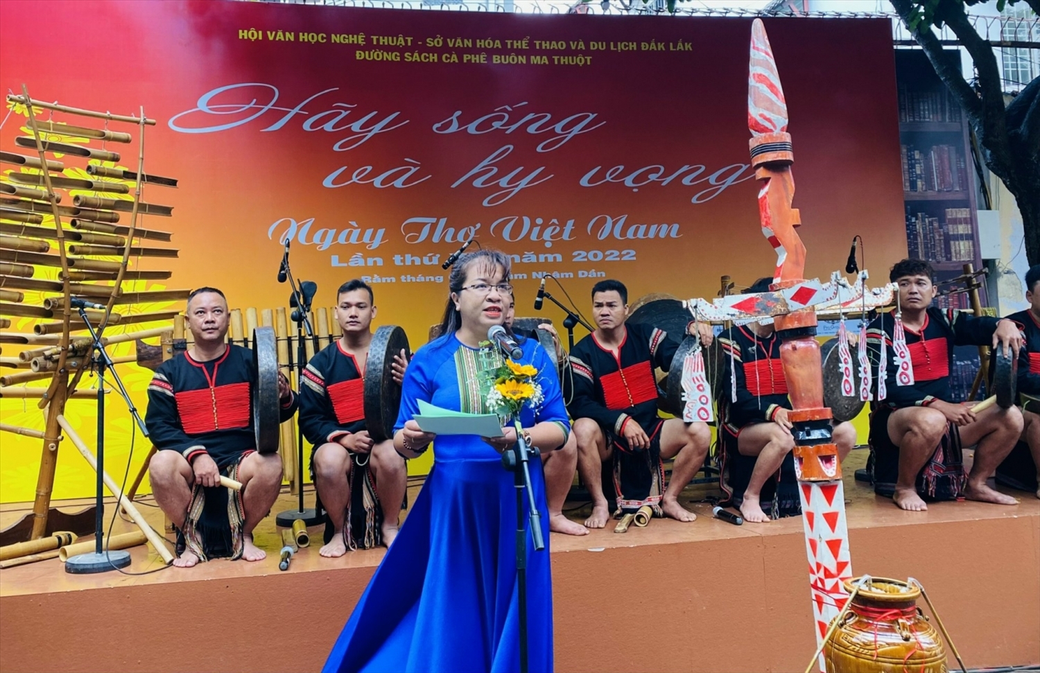 Chủ tịch Hội Văn học nghệ thuật tỉnh Đắk Lắk- Niê Thanh Mai phát biểu khai mạc Ngày thơ.