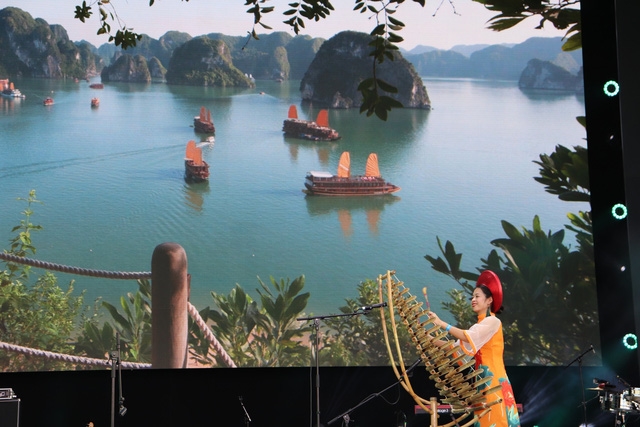 Các nghệ sĩ Việt Nam trình diễn với nền sân khấu phía sau là hình ảnh Vịnh Hạ Long. Ảnh: VGP/Diệp Anh