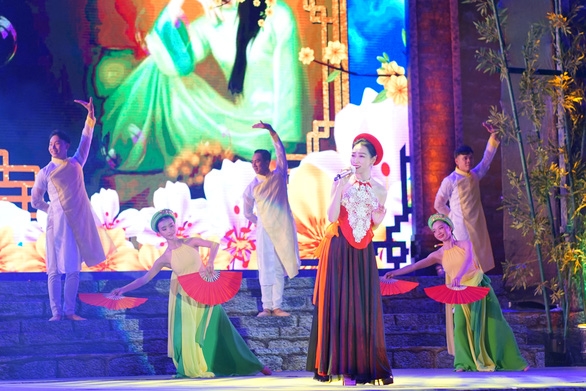 Các nghệ sĩ thăng hoa trên sân khấu trong ca khúc "Gái xuân" (thơ: Nguyễn Bính, nhạc: Từ Vũ) - Ảnh: HUỲNH VY