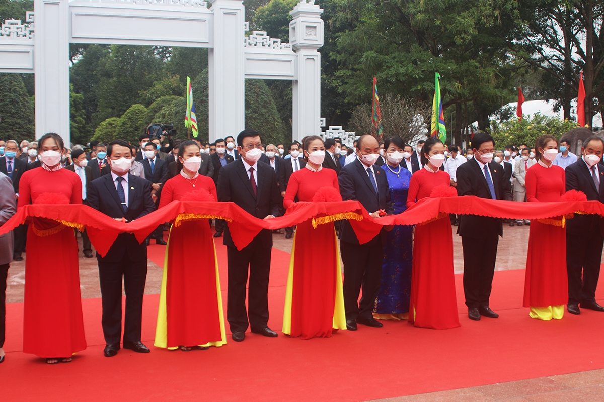 Chủ tịch nước Nguyễn Xuân Phúc cùng lãnh đạo Trung ương và tỉnh cắt băng khánh thành Đền thờ Tây Sơn Tam Kiệt tại Bảo tàng Quang Trung