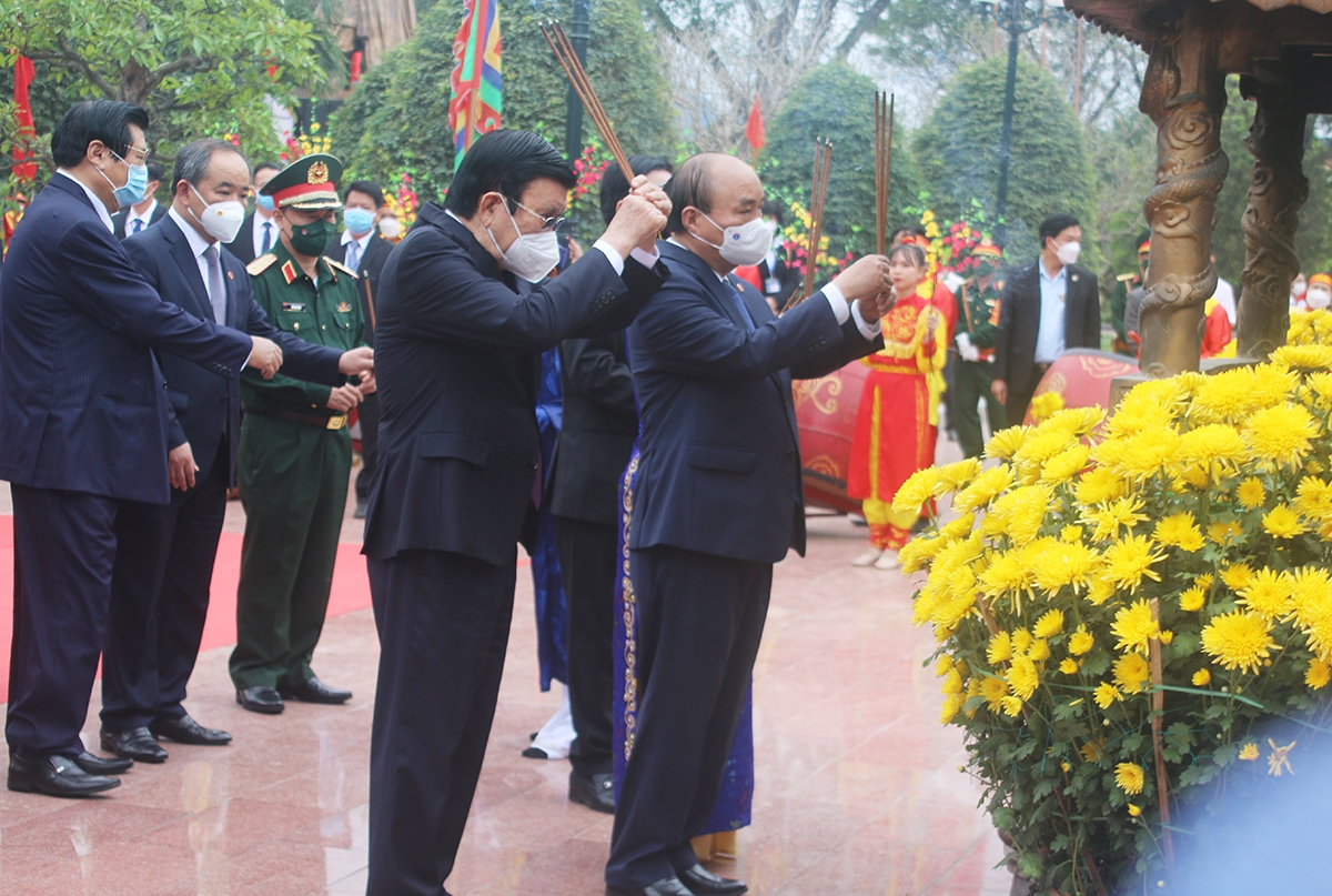 Chủ tịch nước Nguyễn Xuân Phúc dâng hương tại Đền thờ Tây Sơn Tam Kiệt 