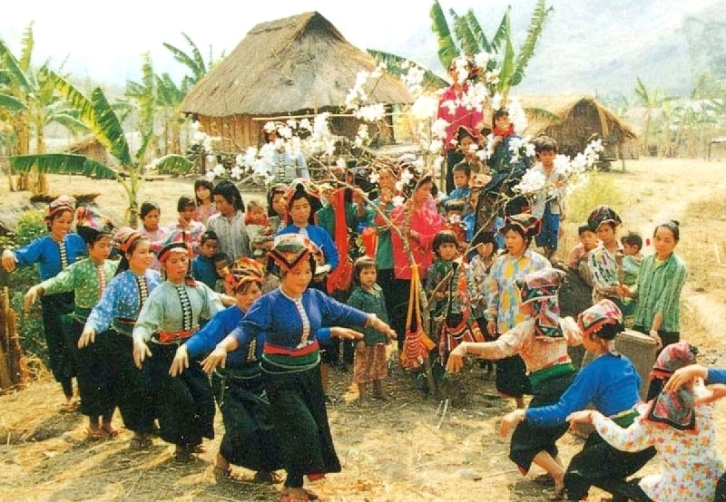 Người Xinh mun ở bản Tràng Nặm, xã Chiềng On, Yên Châu, Sơn La tổ chức lễ "xin con" ở bên nhà ngoại. Đây là một trong những nghi lễ, nét văn hóa hết sức độc đáo