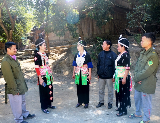 Y Dở (đứng thứ 3 từ trái sang) cùng cán bộ thôn bản và bà con trao đổi về đường hướng phát triển kinh tế xã hội của bản Lưu Thông