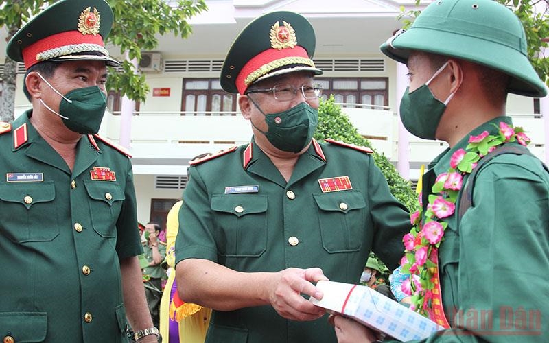 Thượng tướng Phạm Hoài Nam, Thứ trưởng Quốc phòng tặng quà và thăm hỏi động viên tân binh chuẩn bị lên đường ngập ngũ sáng 16/2. 