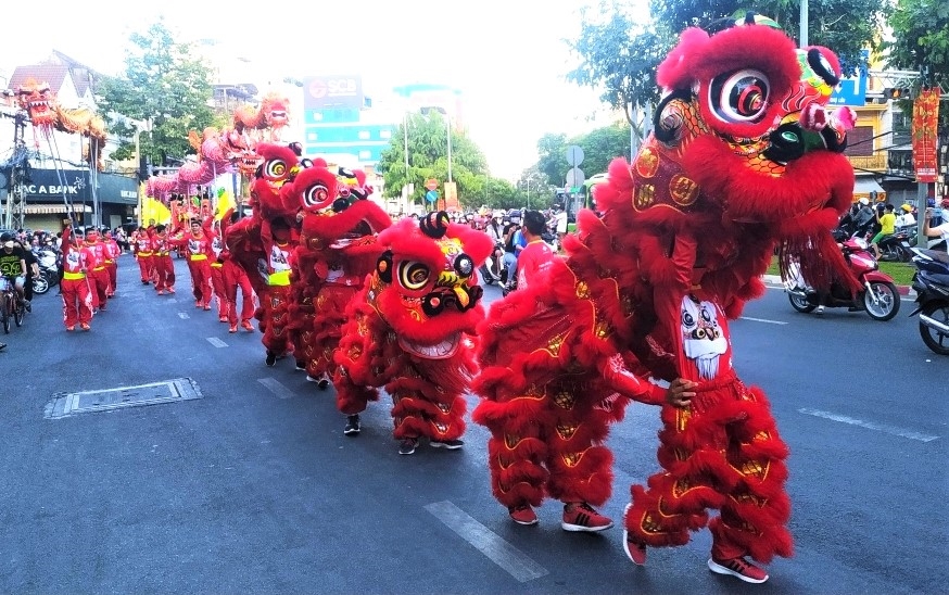 Biểu diễn múa lân, múa rồng và diễu hành trên đường phố trong Lễ hội Nguyên tiêu 2022
