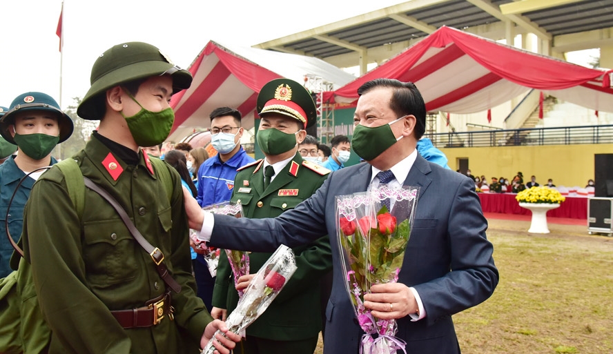 Bí thư Thành ủy Hà Nội Đinh Tiến Dũng động viên các tân binh lên đường nhập ngũ.