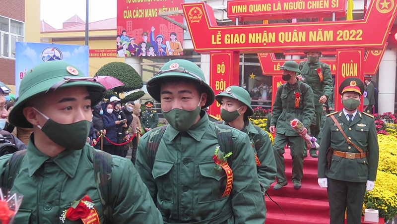 ác chiến sĩ trẻ ở thành phố Lạng Sơn vui vẻ lên đường làm nghĩa vụ quân sự.